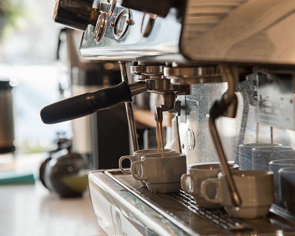 Espressomaskin i rostfritt stål installerad i cafémiljö